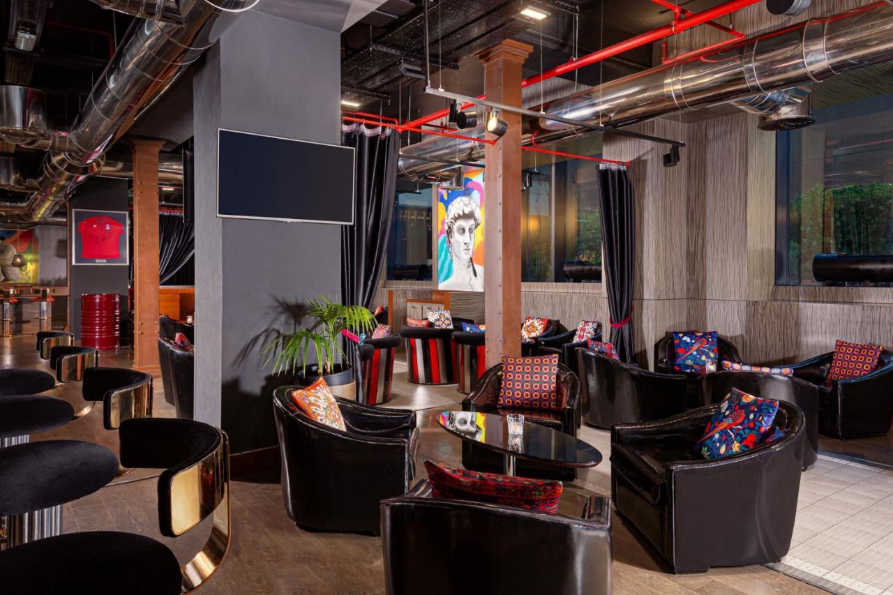 บาคู แมริออท โฮเทล บูเลอวาร์ด Hotel บากู ภายนอก รูปภาพ The interior of a typical Starbucks Reserve store