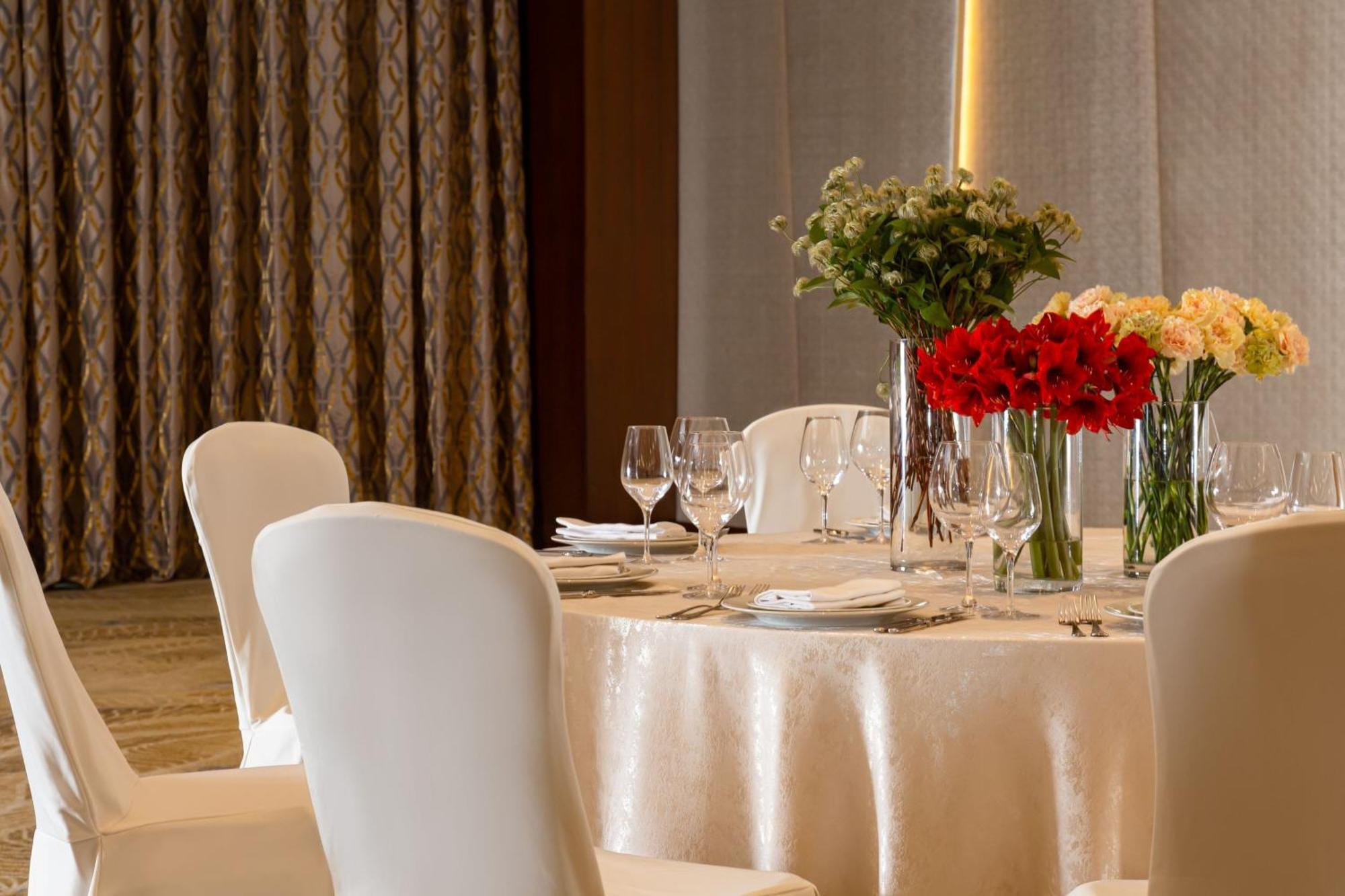 บาคู แมริออท โฮเทล บูเลอวาร์ด Hotel บากู ภายนอก รูปภาพ A table set for a formal dinner