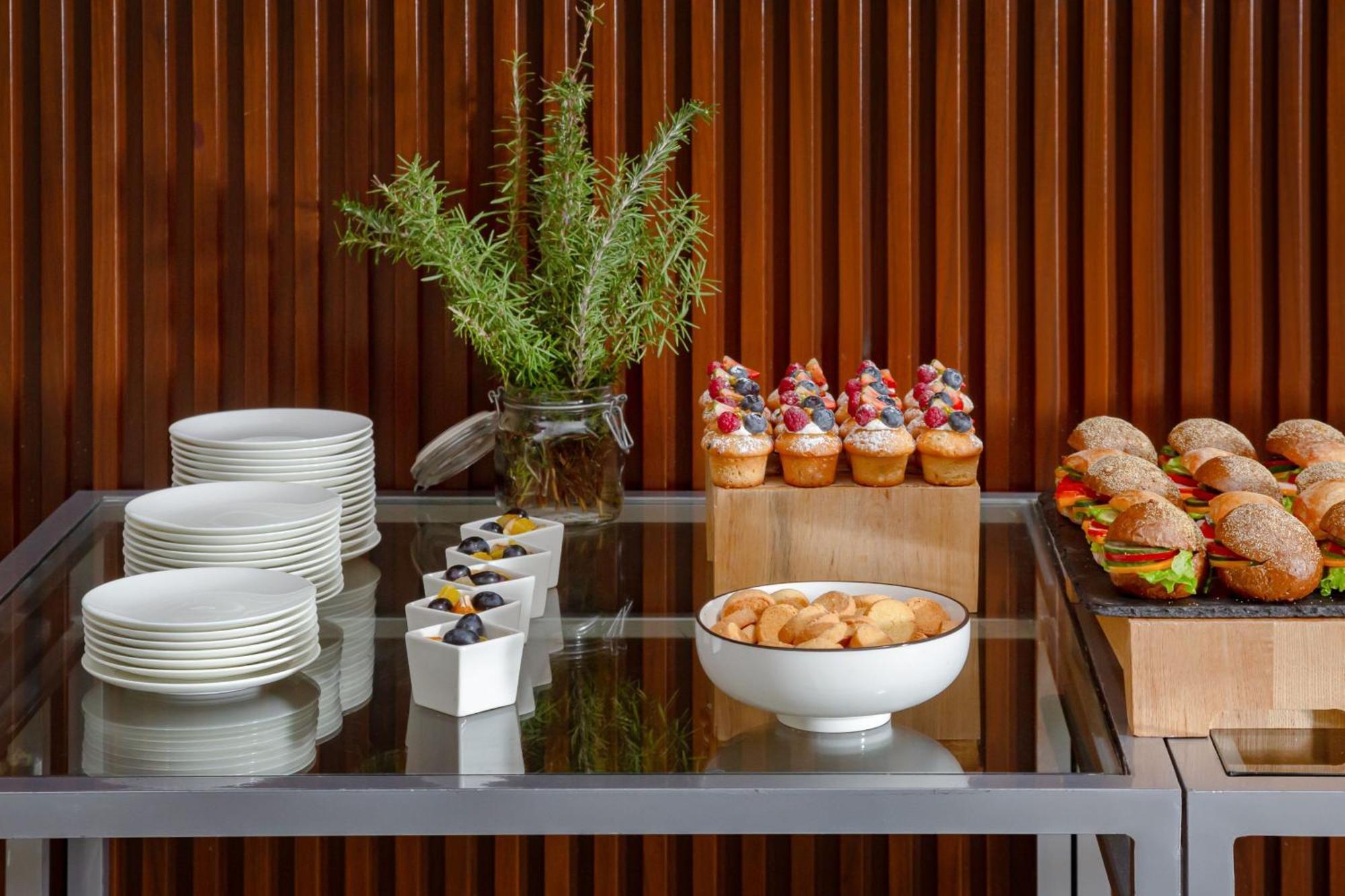 บาคู แมริออท โฮเทล บูเลอวาร์ด Hotel บากู ภายนอก รูปภาพ A buffet table with a selection of desserts