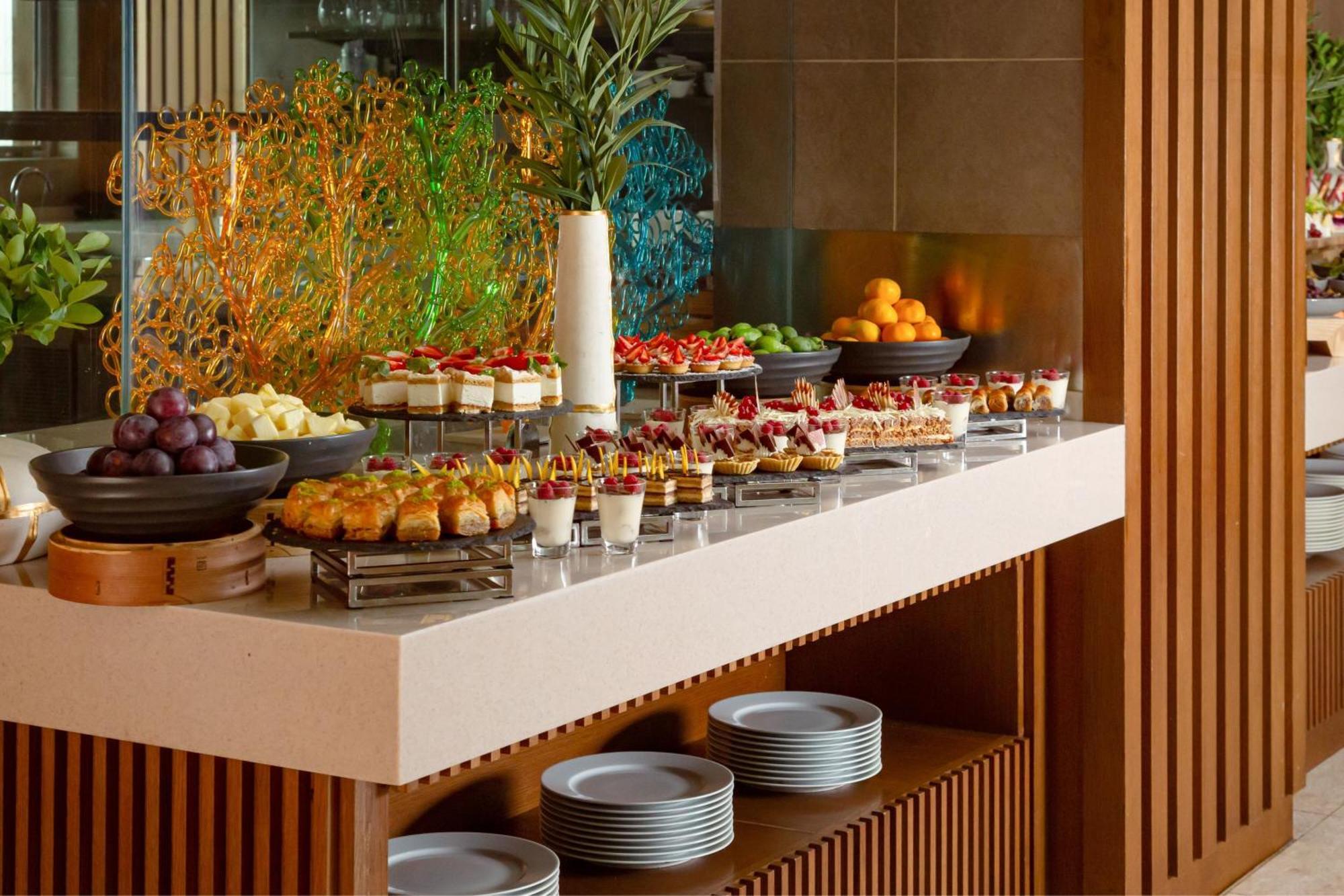 บาคู แมริออท โฮเทล บูเลอวาร์ด Hotel บากู ภายนอก รูปภาพ A dessert buffet