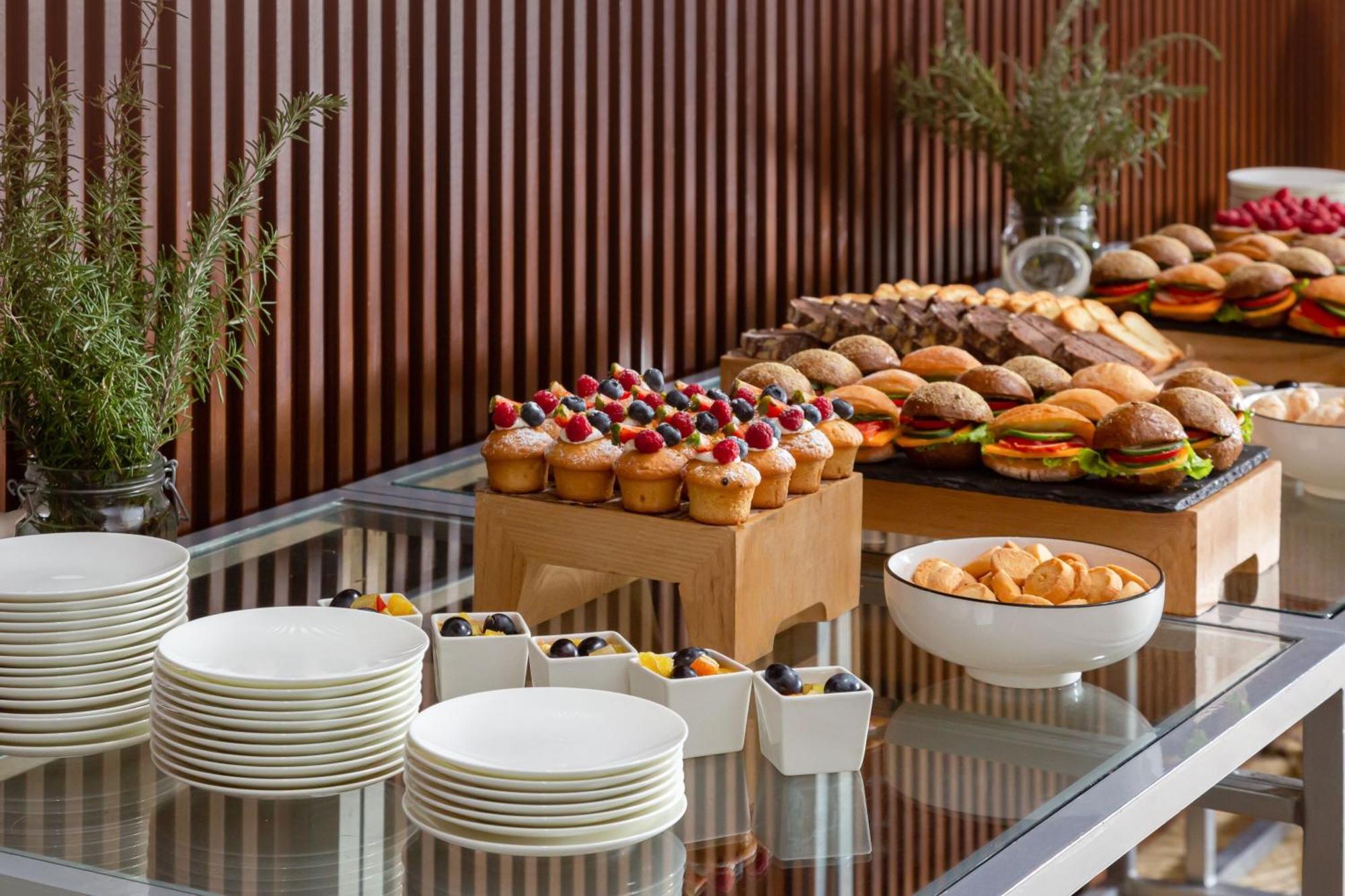 บาคู แมริออท โฮเทล บูเลอวาร์ด Hotel บากู ภายนอก รูปภาพ A buffet