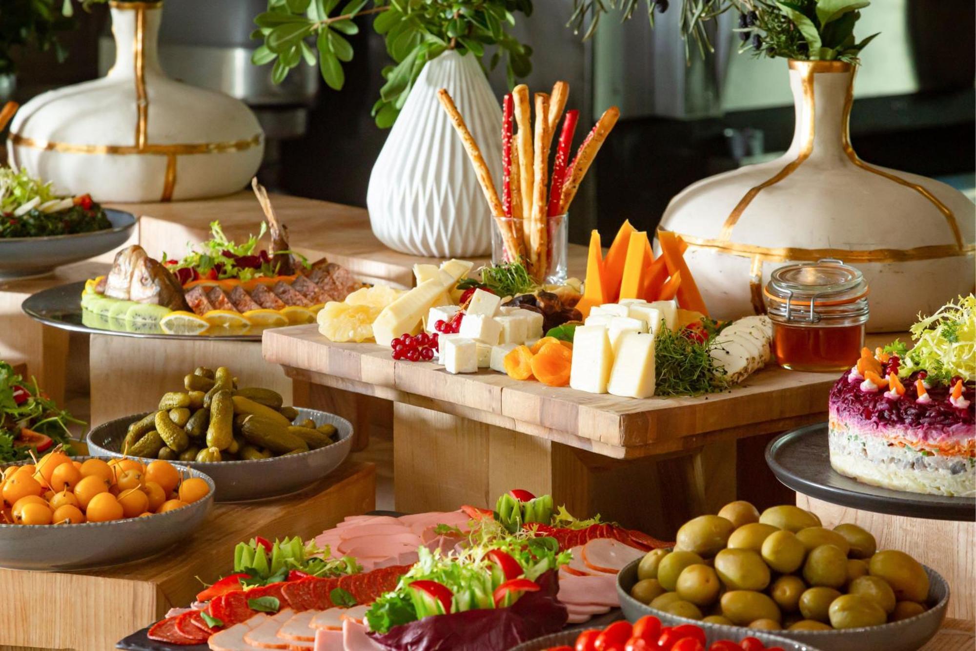 บาคู แมริออท โฮเทล บูเลอวาร์ด Hotel บากู ภายนอก รูปภาพ A buffet at a hotel