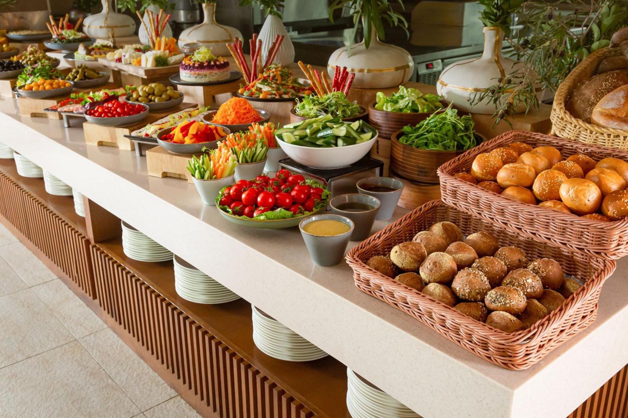 บาคู แมริออท โฮเทล บูเลอวาร์ด Hotel บากู ภายนอก รูปภาพ A salad bar