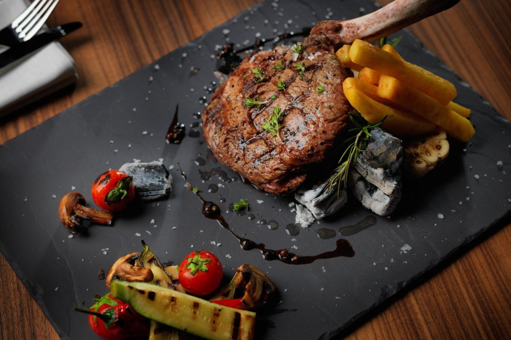 บาคู แมริออท โฮเทล บูเลอวาร์ด Hotel บากู ภายนอก รูปภาพ A steak prepared with a steak knife