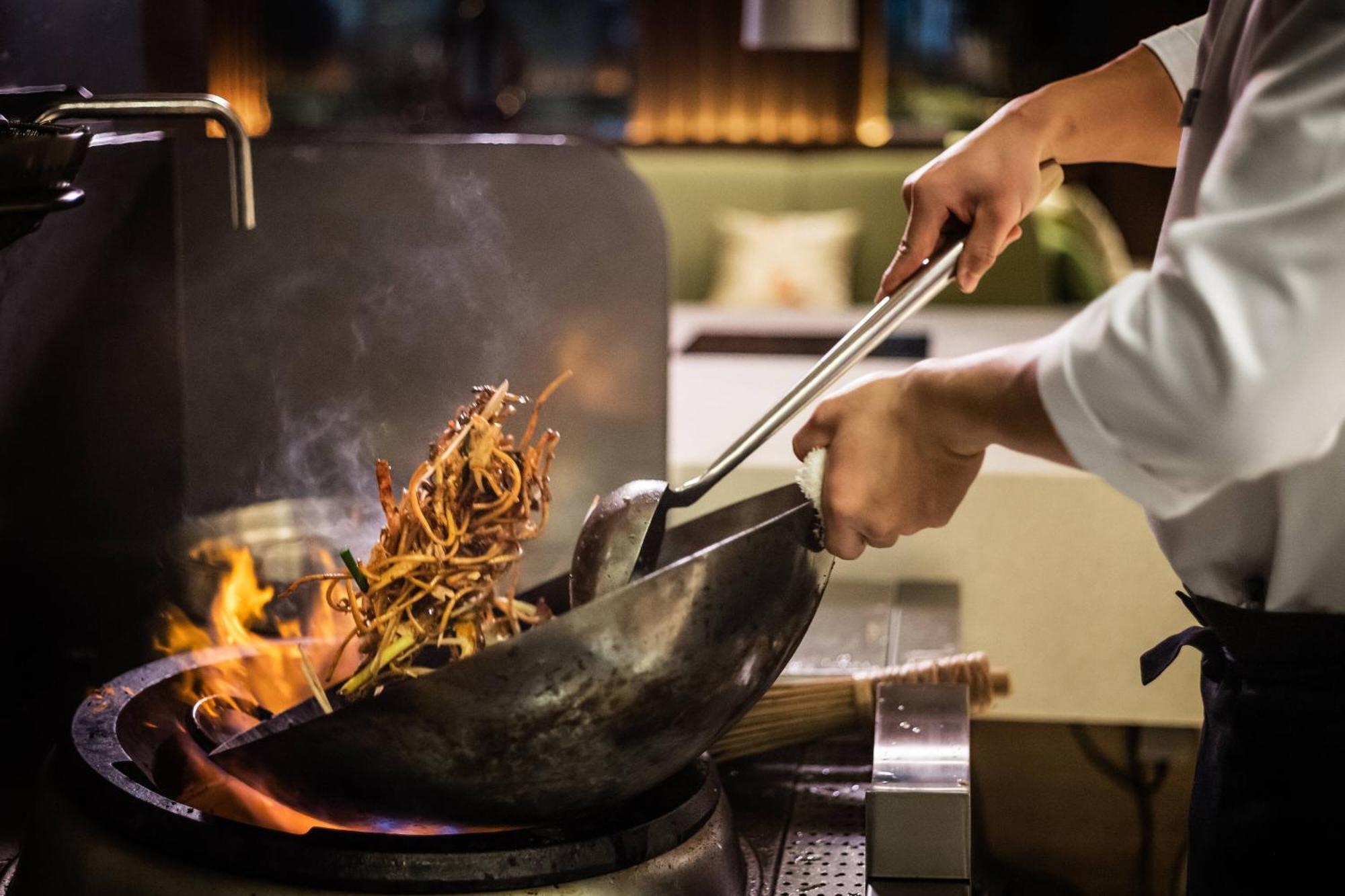 บาคู แมริออท โฮเทล บูเลอวาร์ด Hotel บากู ภายนอก รูปภาพ A wok being used in cooking